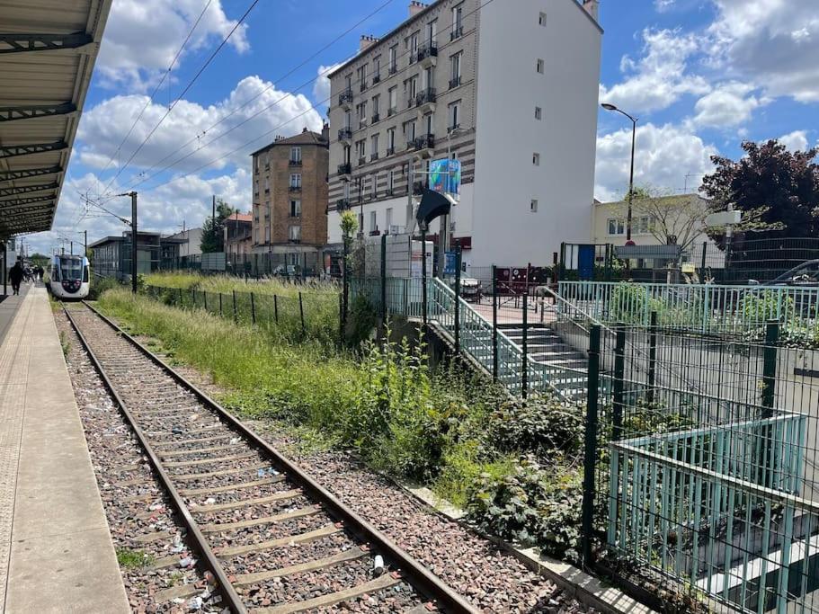 La Maison Est Situee En Face De La Gare Bondy Exterior photo