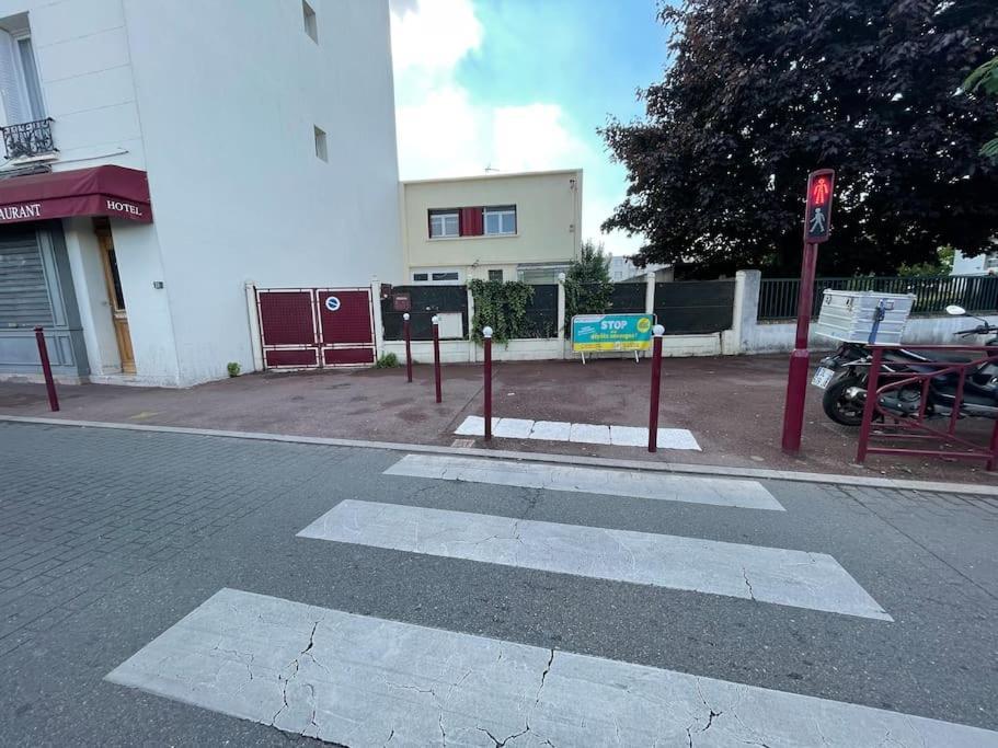 La Maison Est Situee En Face De La Gare Bondy Exterior photo